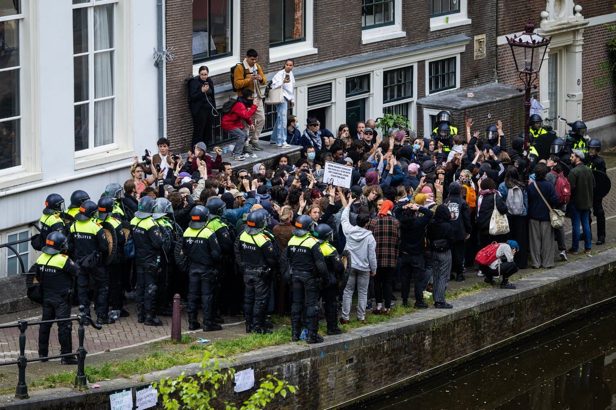 مواجهات بين "مكافحة الشغب" ومؤيدين لغزة في أمستردام (صور)