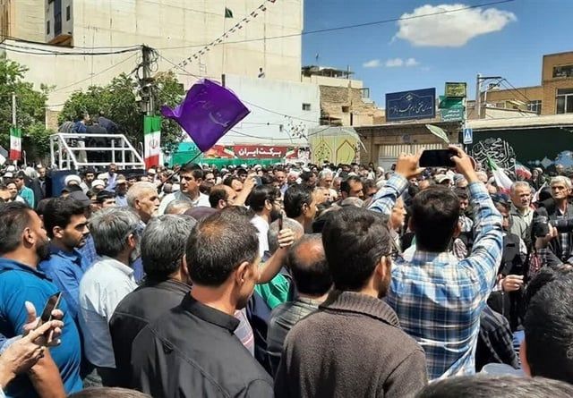 مع زيارة رئيسي إلى قم.. مطالبات بمنع دخول الإيرانيات للملاعب