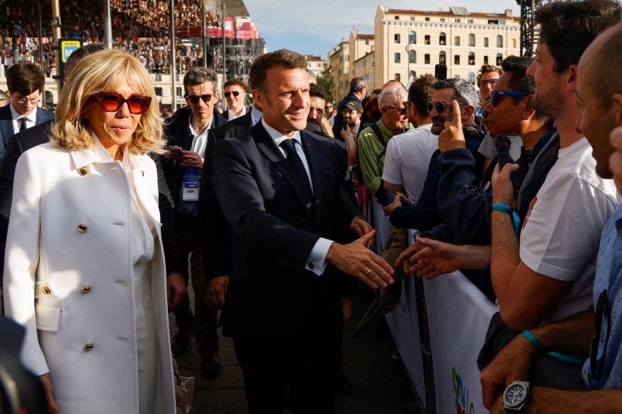 قوات النخبة الخاصة تحمي الشعلة الأولمبية لدى وصولها إلى فرنسا لحضور أولمبياد باريس 2024 – صور - موقع الخليج الان