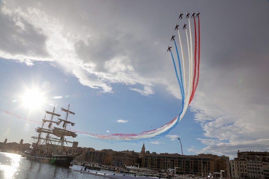 قوات النخبة الخاصة تحمي الشعلة الأولمبية لدى وصولها إلى فرنسا لحضور أولمبياد باريس 2024 – صور - موقع الخليج الان