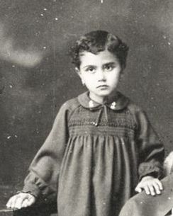 "أساطير شخصية".. كيف صنع "الزي الرجالي" أسطورة أم كلثوم؟