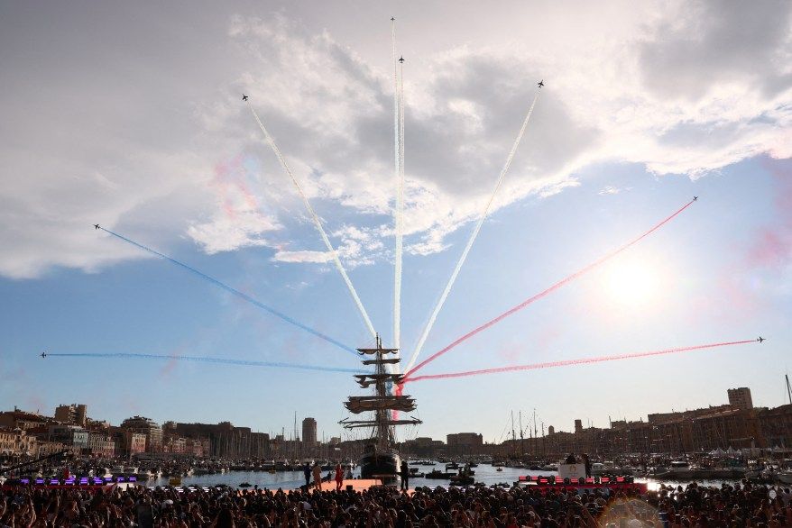 قوات النخبة الخاصة تحمي الشعلة الأولمبية لدى وصولها إلى فرنسا لحضور أولمبياد باريس 2024 – صور - موقع الخليج الان