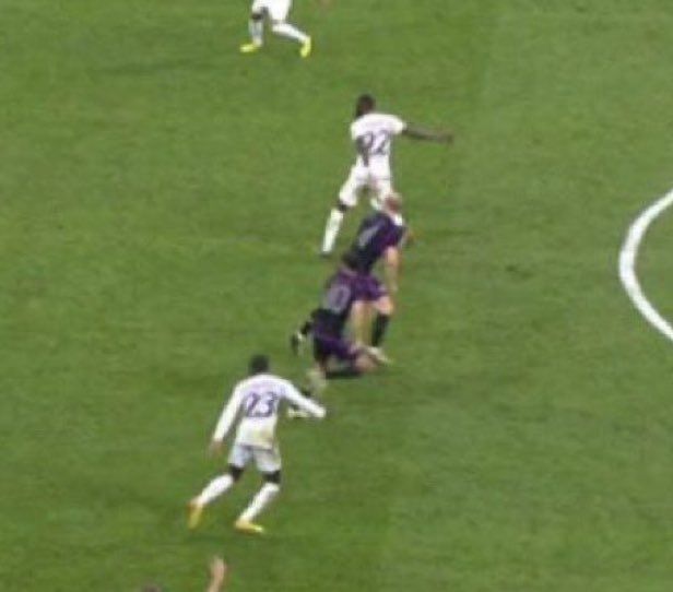 هل ظلم الحكم بايرن ميونخ؟ (صورة)