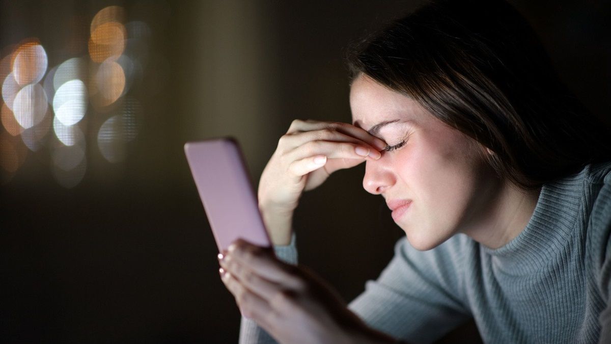 استشاري سعودي يكشف حقيقة تسبب الجوال بضعف النظر (فيديو)