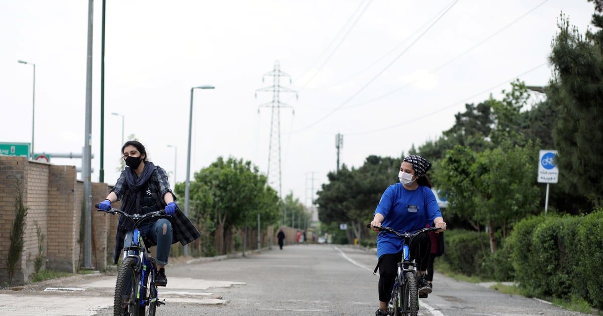 إيران.. إقبال نسائي على قيادة الدراجات النارية رغم القيود