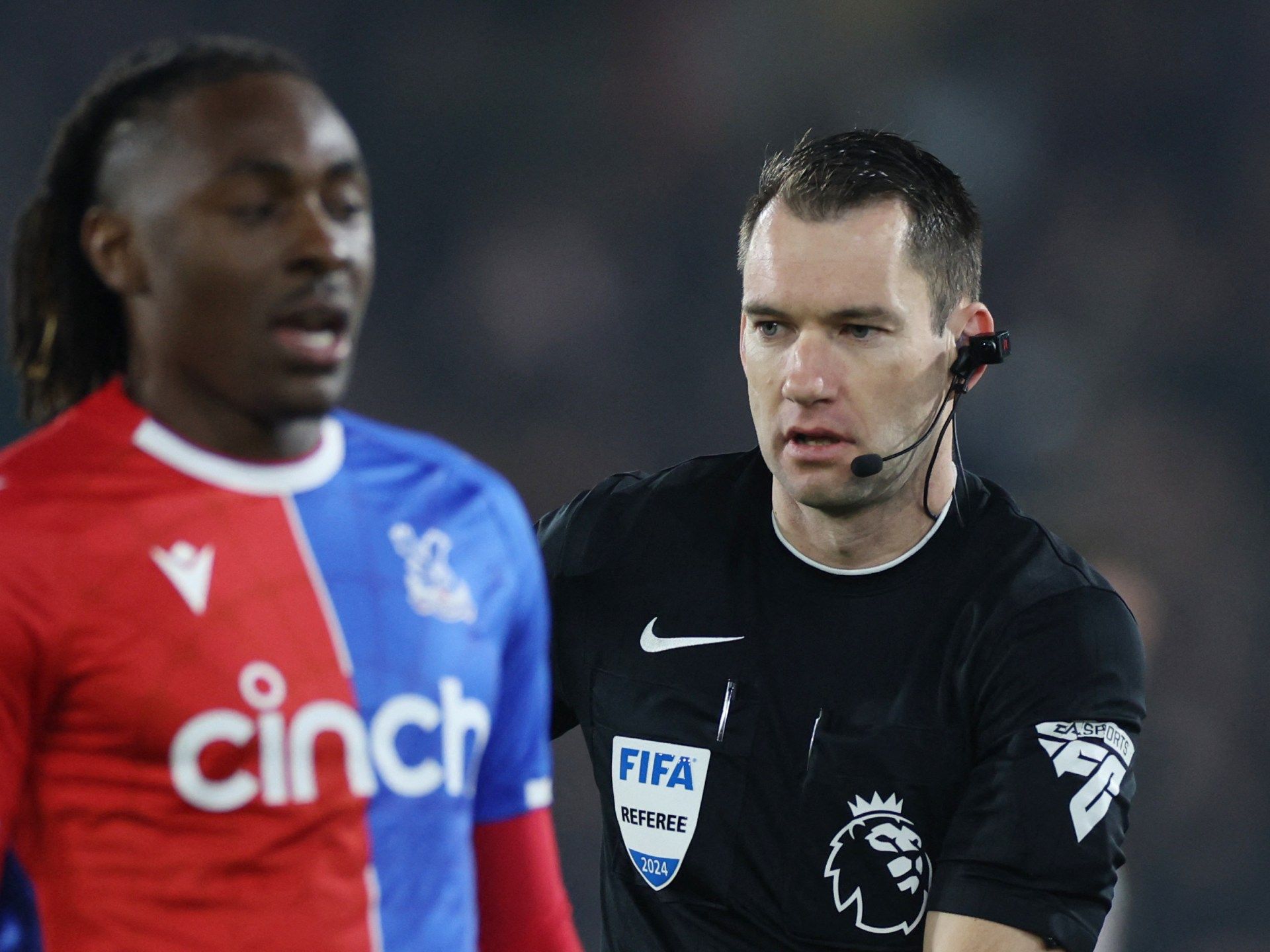 بالفيديو.. الكشف عن محتوى “كاميرا الحكم” في مباراة كريستال بالاس ويونايتد - موقع الخليج الان