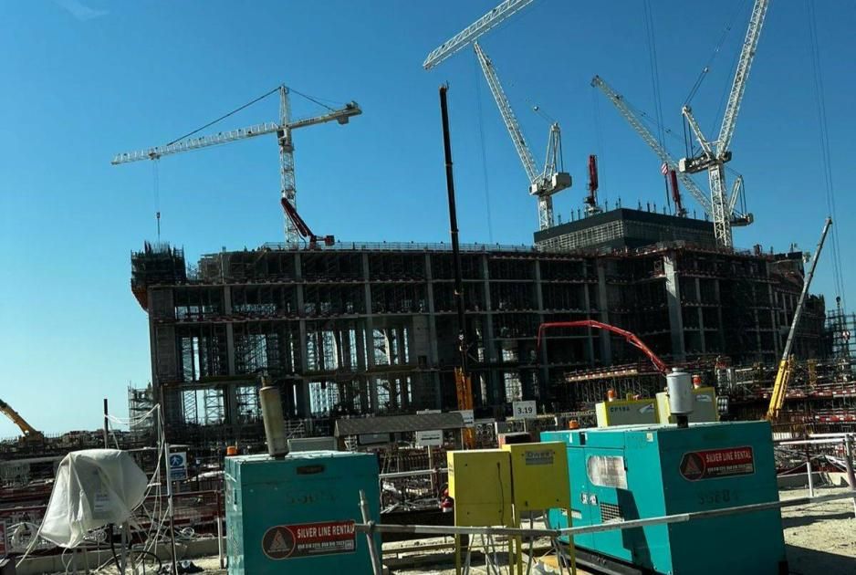 ”الخليج الان” ترصد ارتفاع بناء منتجع «وين» الفاخر في رأس الخيمة