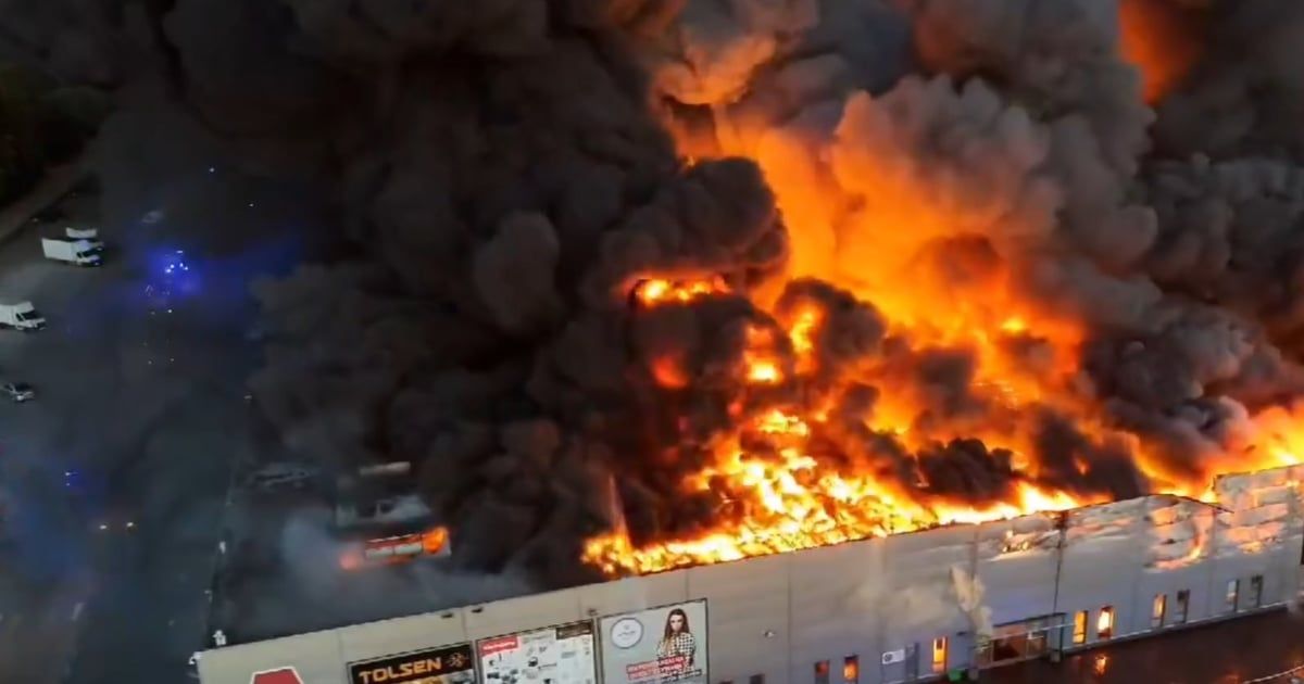 حريق مهول بأكبر مراكز التسوق في وارسو (فيديو)