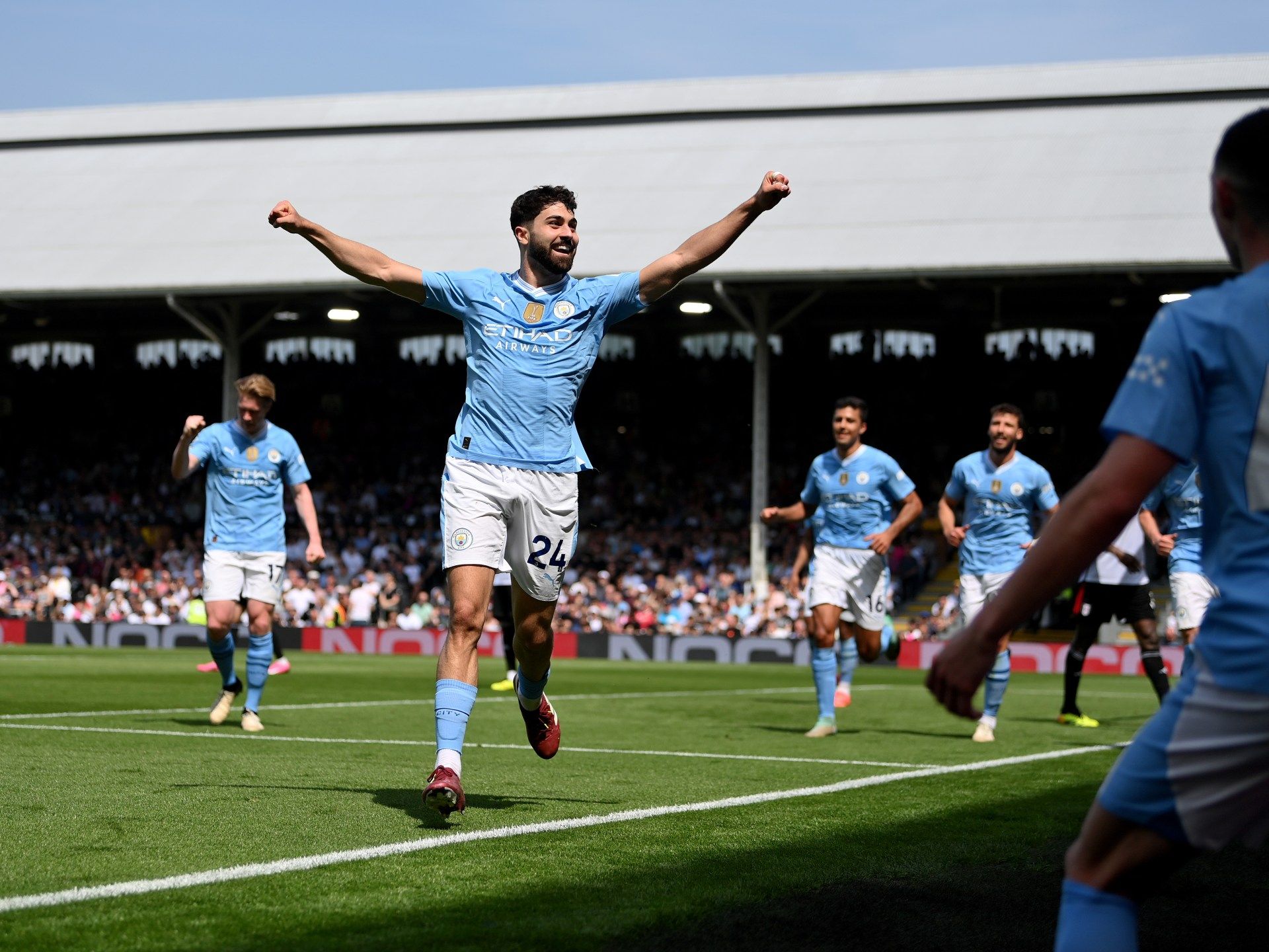 شاهد.. مان سيتي يعتلي صدارة البريميرليغ وبيرلني يلحق بشيفيلد إلى الدرجة الأولى - موقع الخليج الان