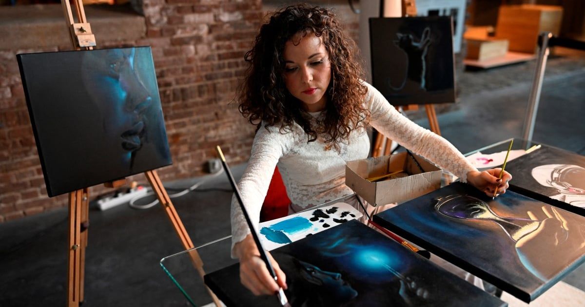 بطريقة مذهلة.. فنانة ترسم عشر لوحات في وقت واحد (صور)