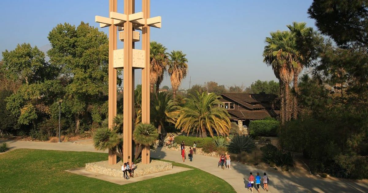 في حفل التخرج.. طلّاب أمريكيون يسلّمون العميد أعلام فلسطين (فيديو)