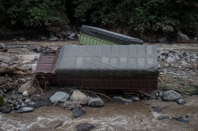 34 قتيلًا جراء فيضانات وبراكين في جزيرة سومطرة الإندونيسية