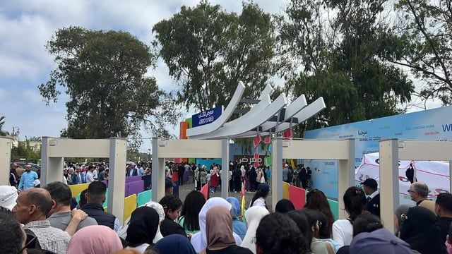 تدافع وإغماءات في معرض الرباط للكتاب بسبب روائي سعودي (فيديو وصور)