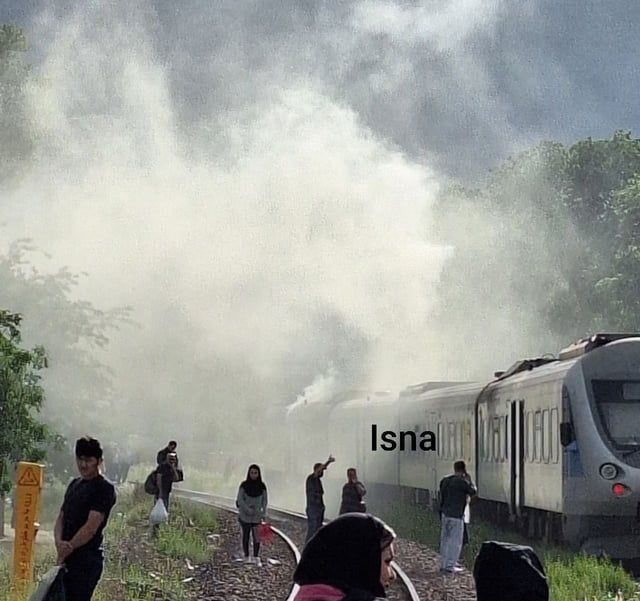 نشوب حريق في قطار للمسافرين قرب طهران (صور)