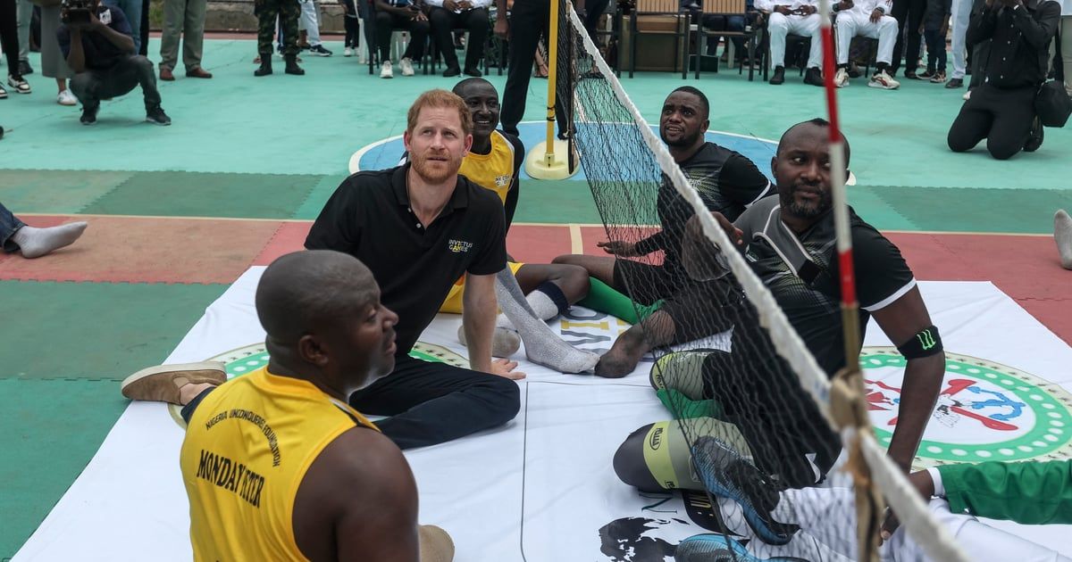 الأمير هاري يلعب الكرة الطائرة مع محاربين قدامى أصيبوا في معارك نيجيريا (صور)