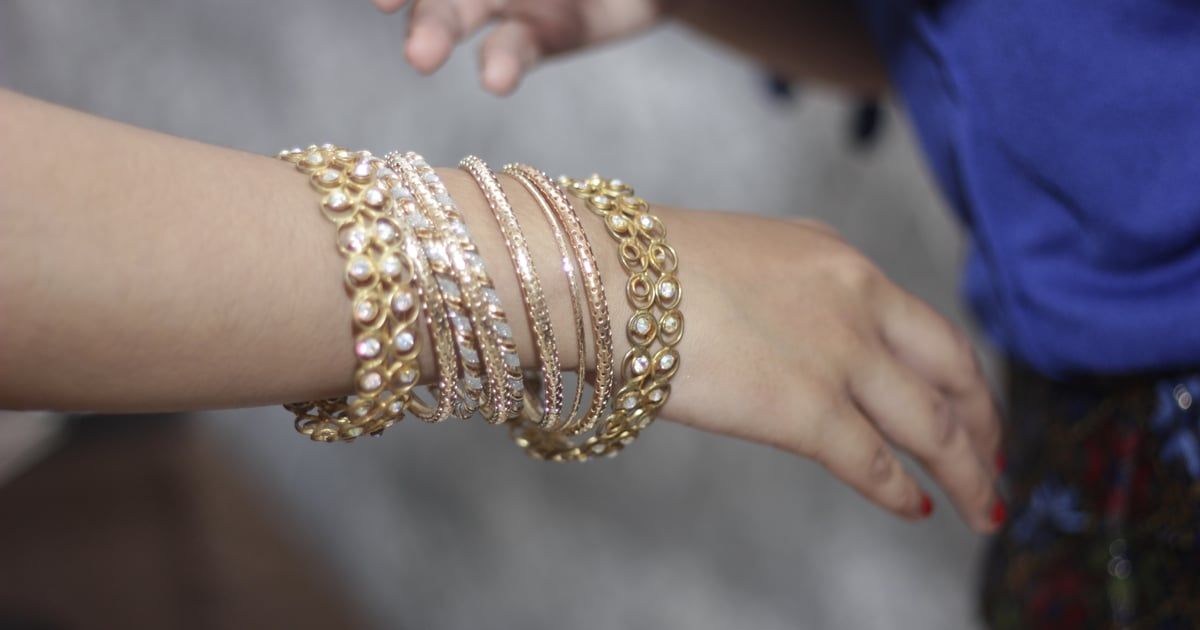 بالذهب والشعر.. سعودي يحضر حفل زفاف خادمة عائلته (فيديو)