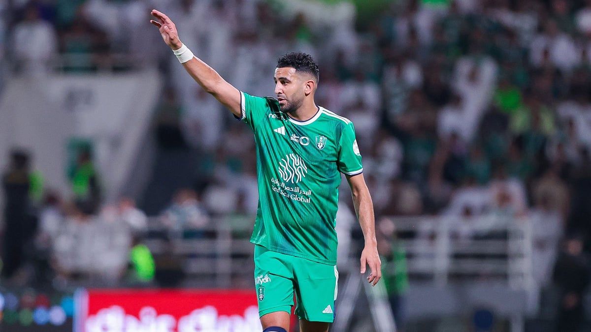 رفض مصافحة مدربه.. رياض محرز يخرج غاضبًا أمام الشباب (فيديو)