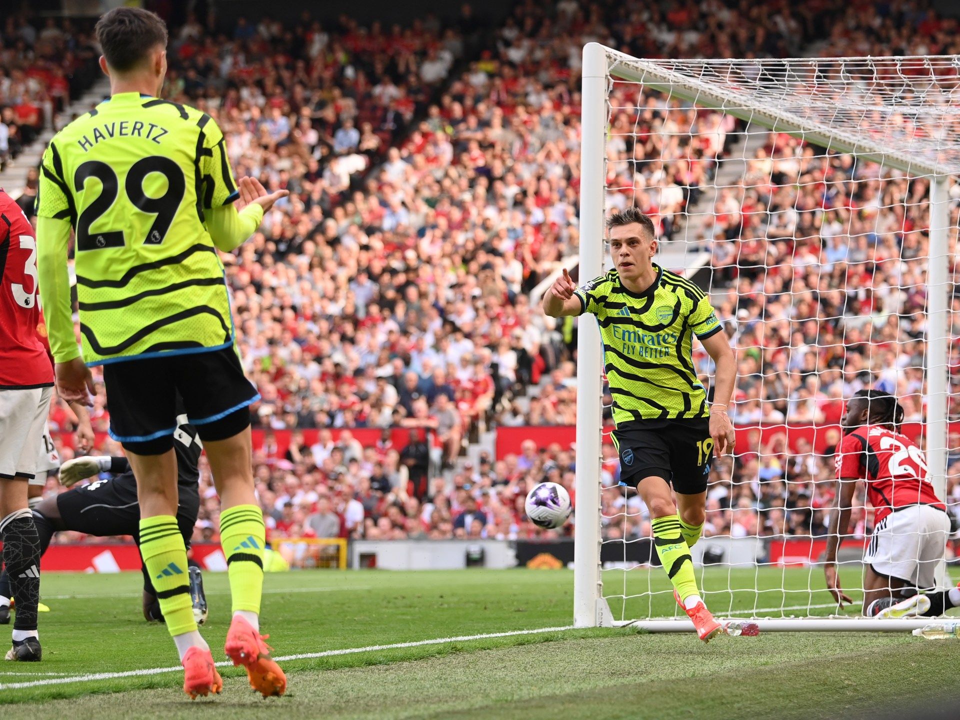 بالفيديو.. أرسنال يهزم مانشستر يونايتد ويستعيد صدارة البريميرليغ - موقع الخليج الان