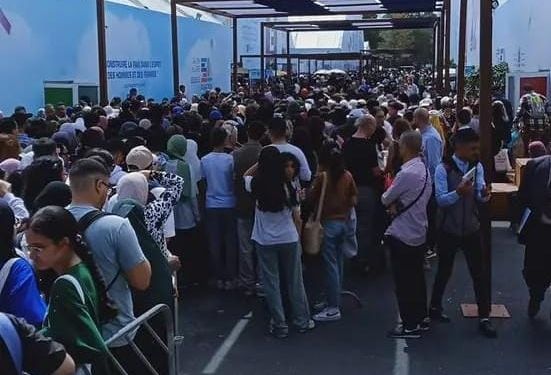 تدافع وإغماءات في معرض الرباط للكتاب بسبب روائي سعودي (فيديو وصور)