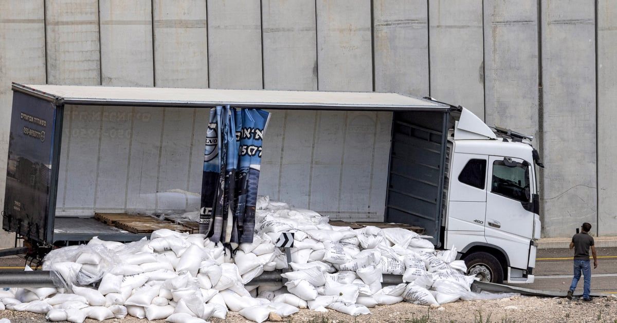 إسرائيليون يعتدون على قافلة مساعدات لغزة (صور)