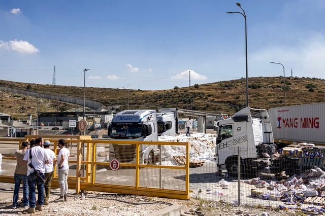 إسرائيليون يعتدون على قافلة مساعدات لغزة (صور)