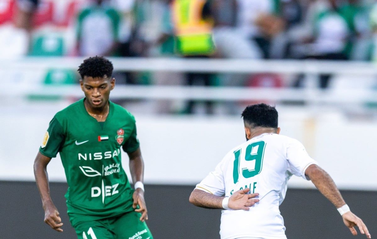 شباب الأهلي يخطف فوزا مثيرا من الإمارات ويدعم موقعه في وصافة الدوري