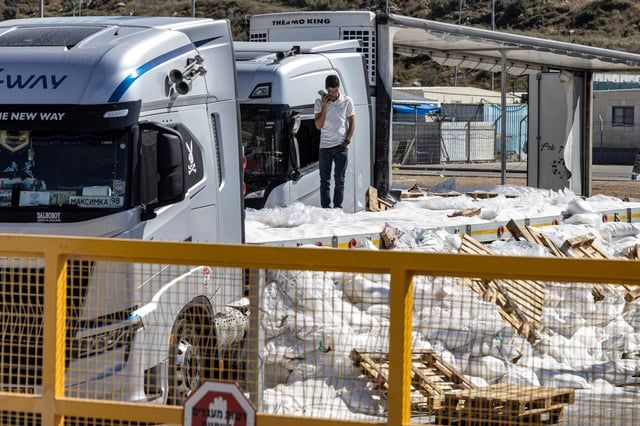 إسرائيليون يعتدون على قافلة مساعدات لغزة (صور)