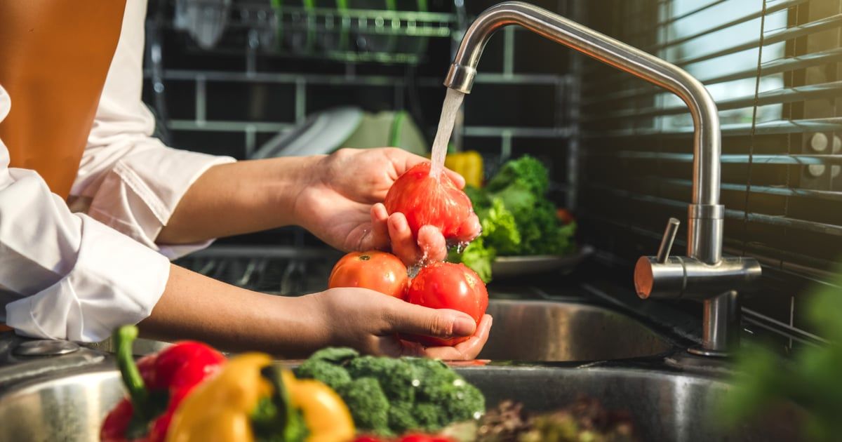 الطريقة المثلى لغسل الفواكه والخضروات في الصيف