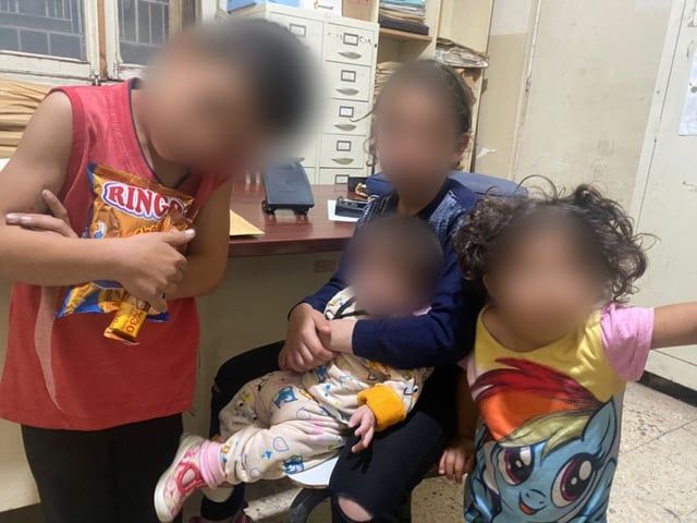 لبنان.. أب يرمي أطفاله في الشارع بعد خلاف مع زوجته (صور)