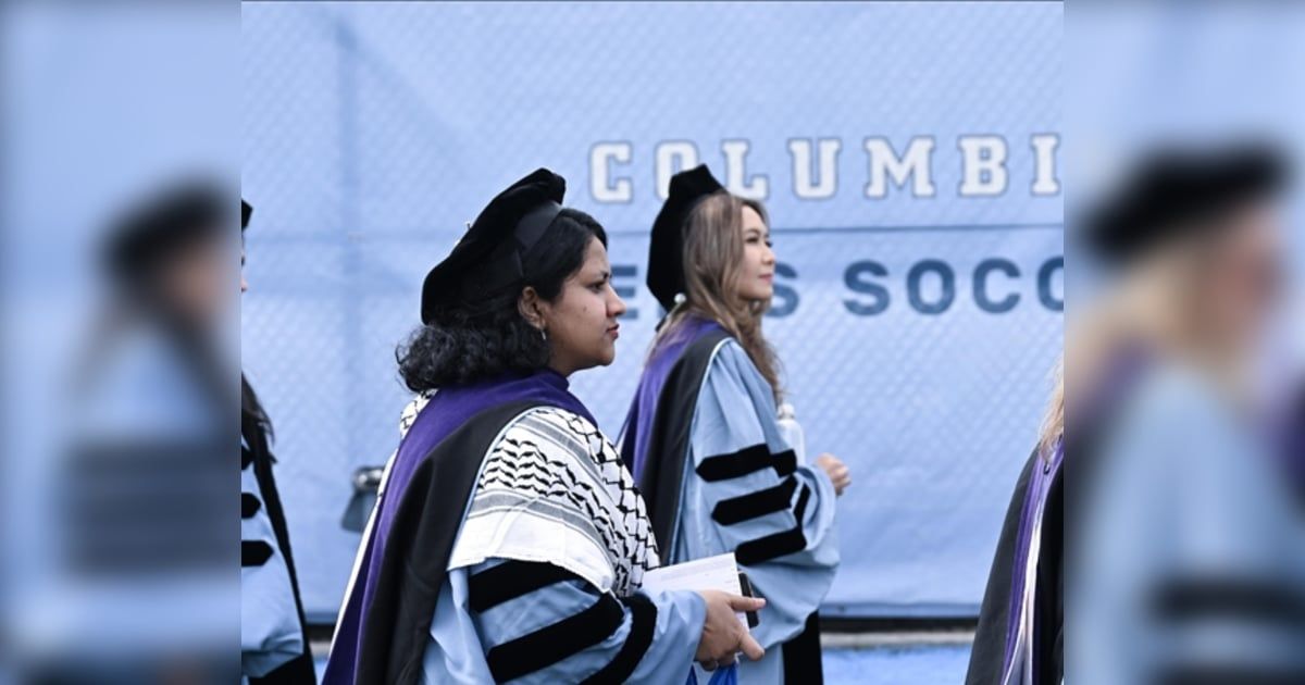 طالبة تمزق شهادة تخرجها من جامعة كولومبيا بسبب دعم إسرائيل (فيديو)