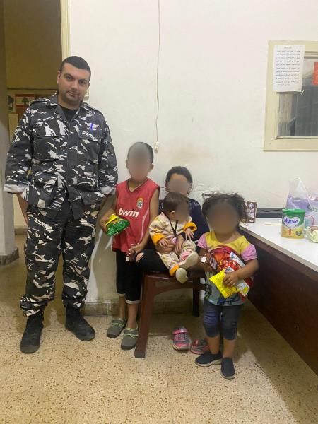 لبنان.. أب يرمي أطفاله في الشارع بعد خلاف مع زوجته (صور)