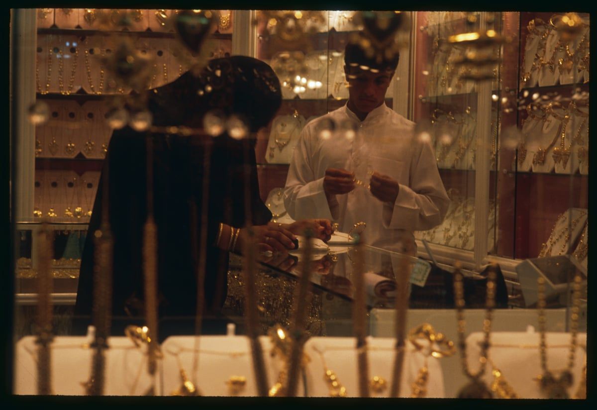 السعودية.. ضبط محتال حصل على مجوهرات بآلاف الدولارات عن بعد