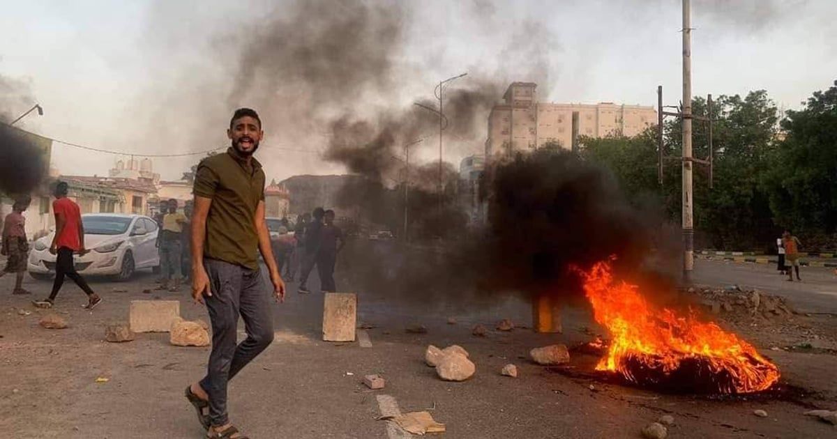 يمنيون يشعلون احتجاجات غاضبة في عدن بسبب تفاقم أزمة الكهرباء (فيديو)