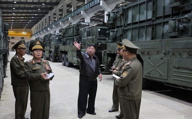 دعا إلى "تغيير تاريخي".. كيم جونغ يطالب جيشه بتعزيز إنتاج الأسلحة (صور)