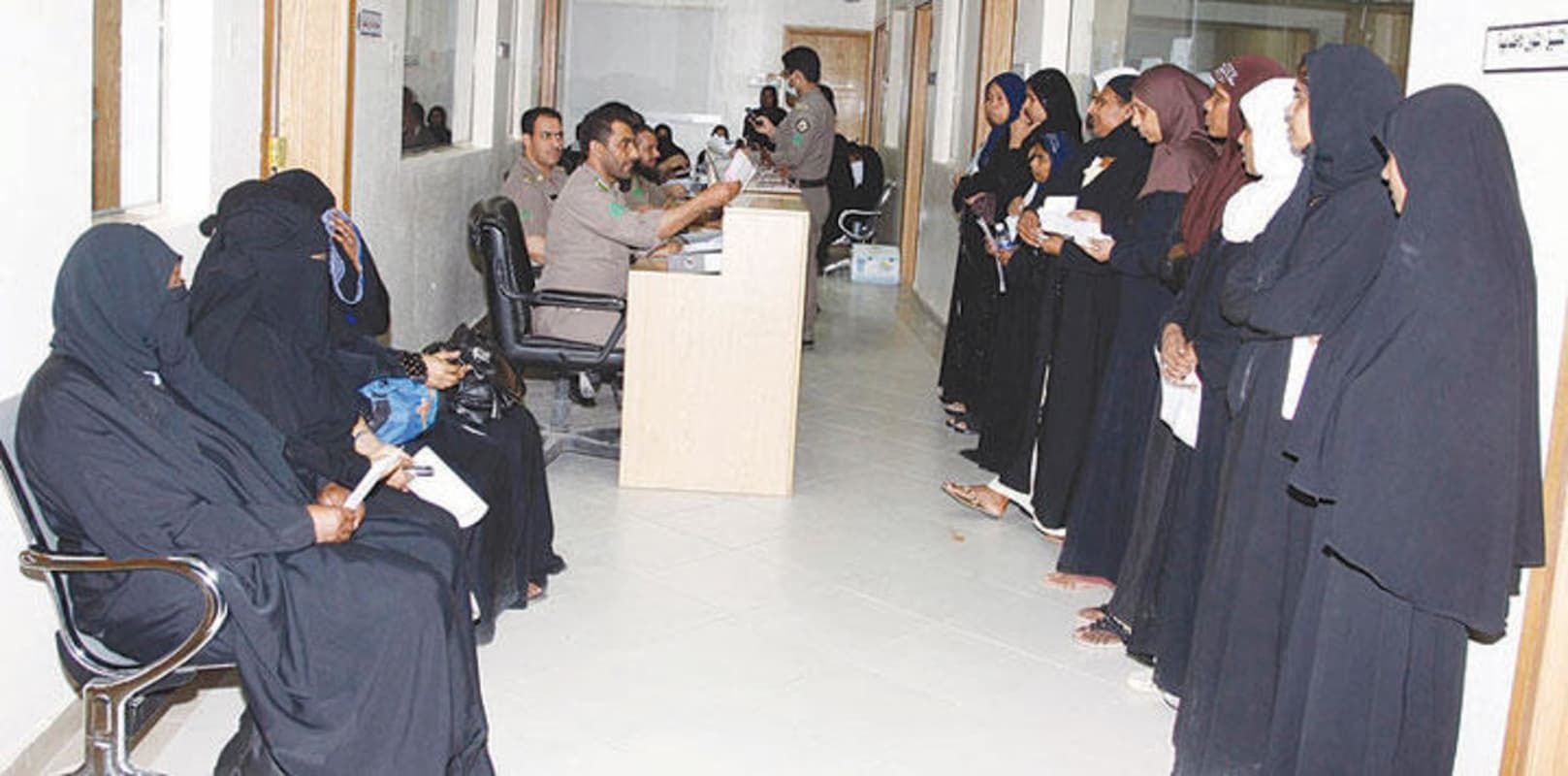 استقدام العمالة بدون الحاجة .. كم الغرامة؟ وكيف يتم كشف الجريمة؟ - موقع الخليج الان