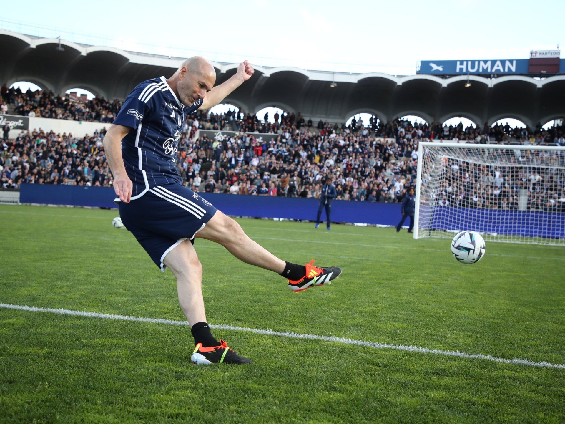 شاهد.. زين الدين زيدان يستعرض مهاراته الكروية مع أساطير بوردو - موقع الخليج الان