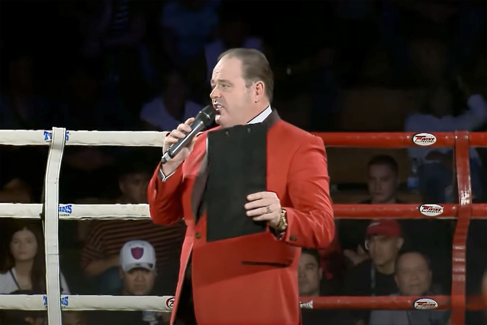 استقالة مذيع حلبات ملاكمة بعد خطأ في إعلان فائزة بنزال - موقع الخليج الان