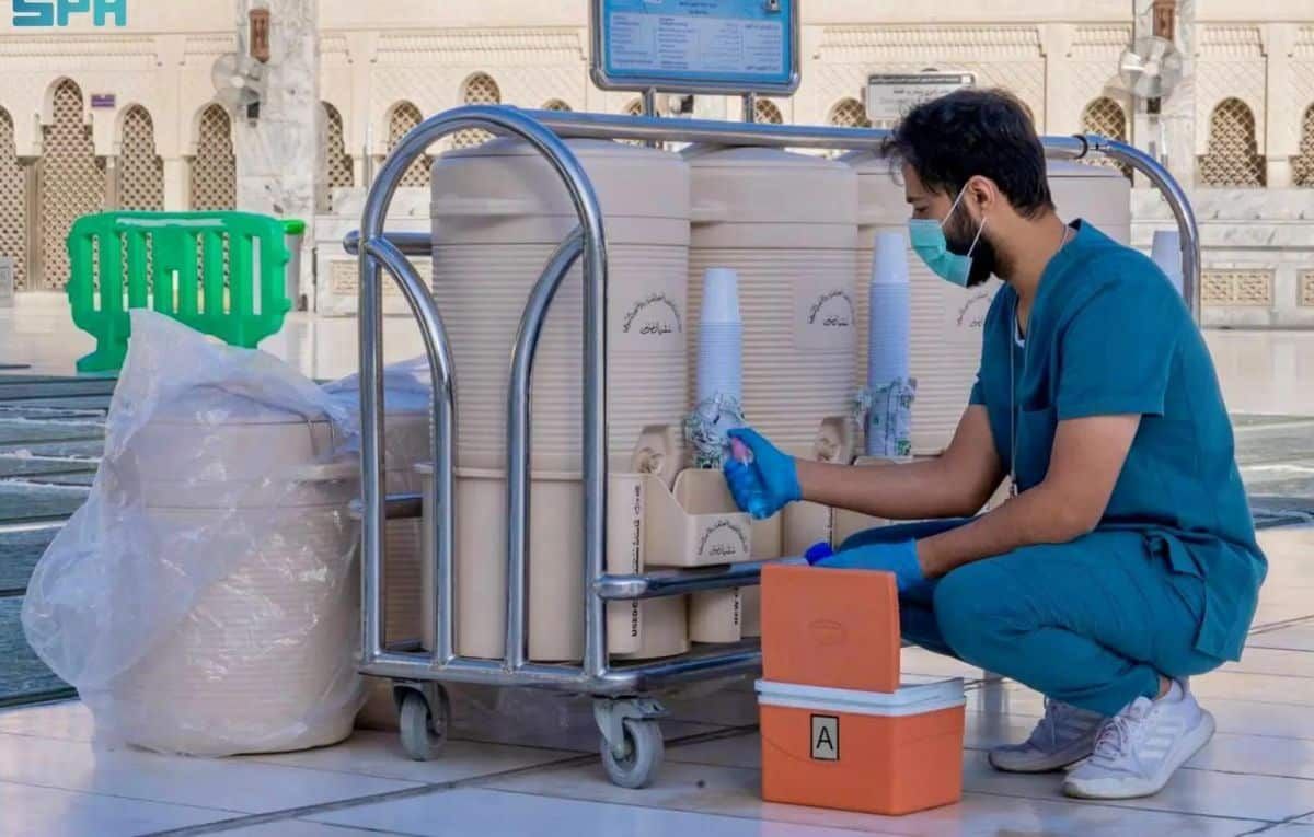 كيف تسخر السعودية أحدث التقنيات لضمان نقاء ماء زمزم قبل استعماله؟ - موقع الخليج الان