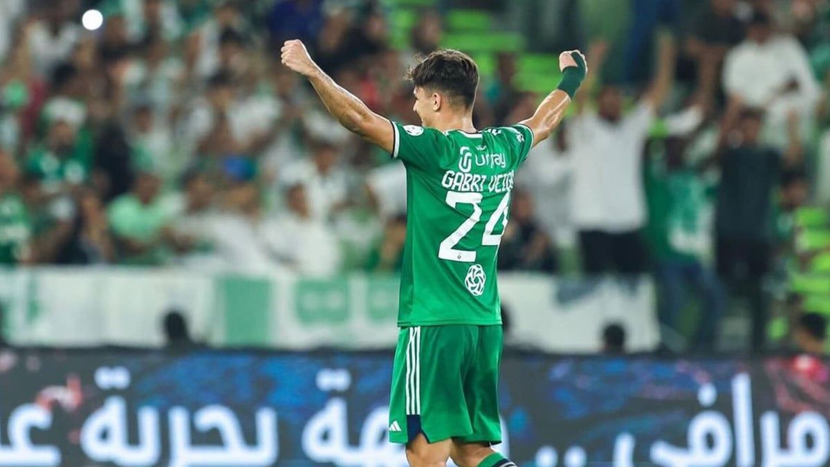 أستون فيلا ينقض على محترف الأهلي السعودي