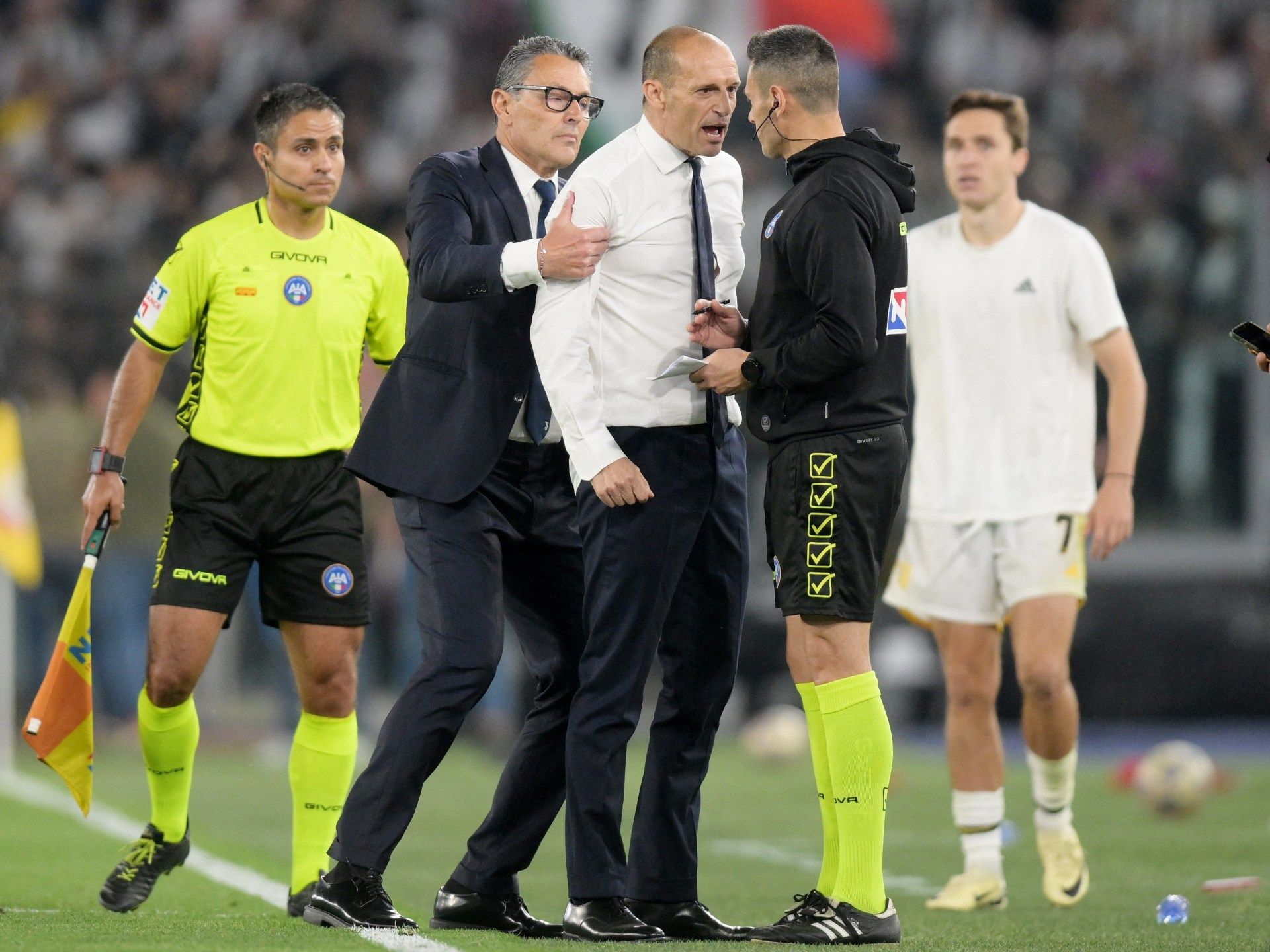 مدرب يوفنتوس “الثائر” يهدد صحفيا: أعرف أين أجدك وسأقطع أذنيك - موقع الخليج الان