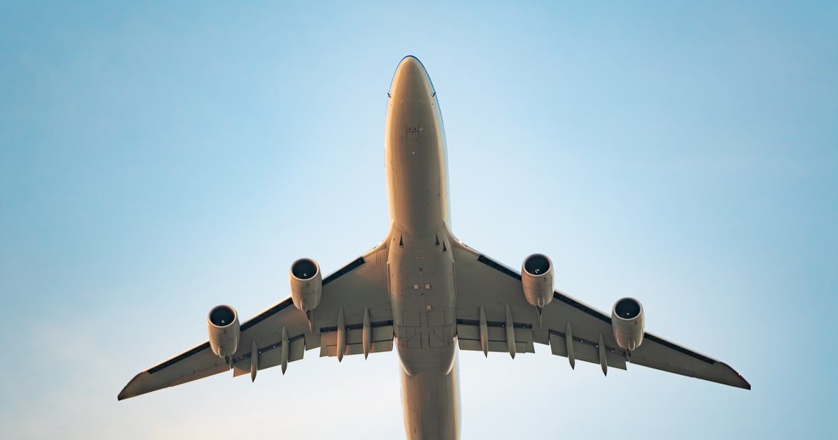 سقوط مروّع لموظف من طائرة ركاب بسبب خطأ في التقدير(فيديو)