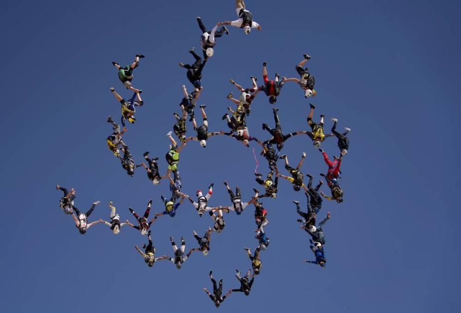 سكاي دايف دبي تحقق رقمين قياسيين في القفز المظلي