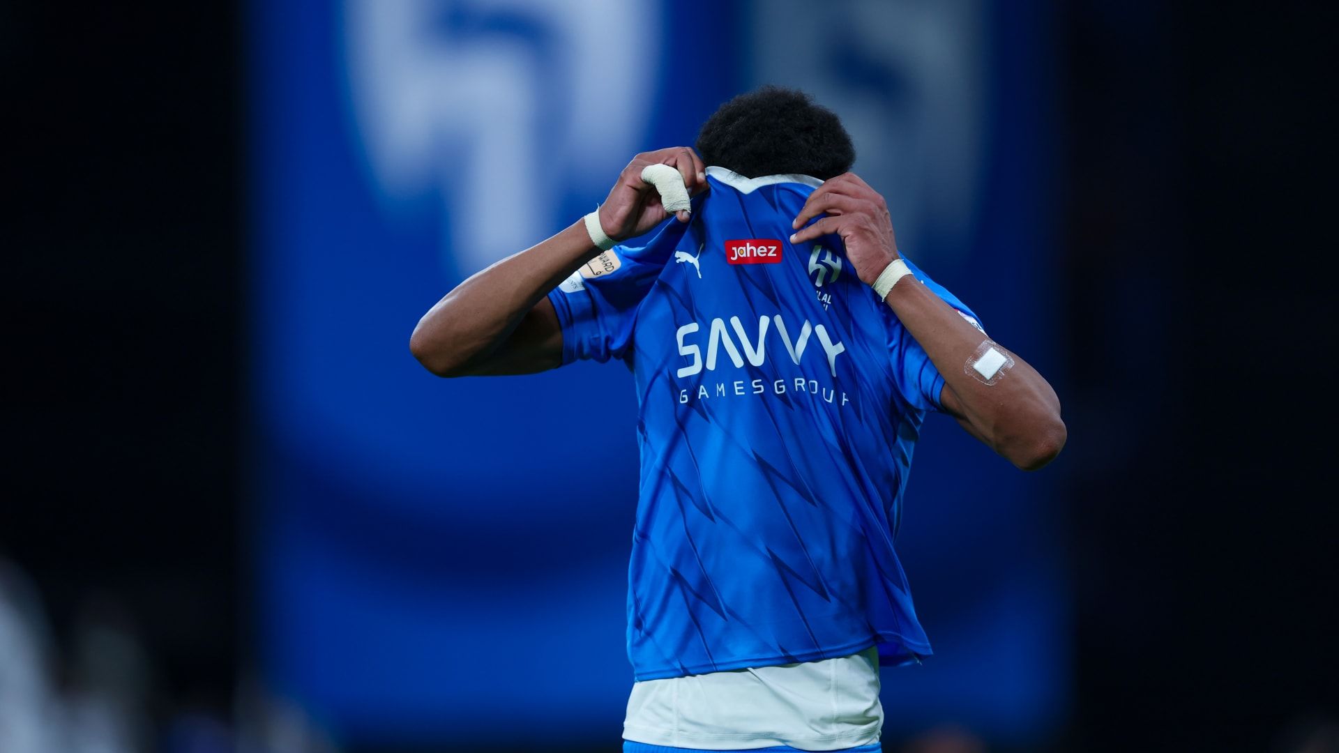 بعد المطالبة بالعقوبة!! نجم الهلال السعودي يقدم اعتذارًا بعد فعلته المسيئة.. مفاجأة - موقع الخليج الان