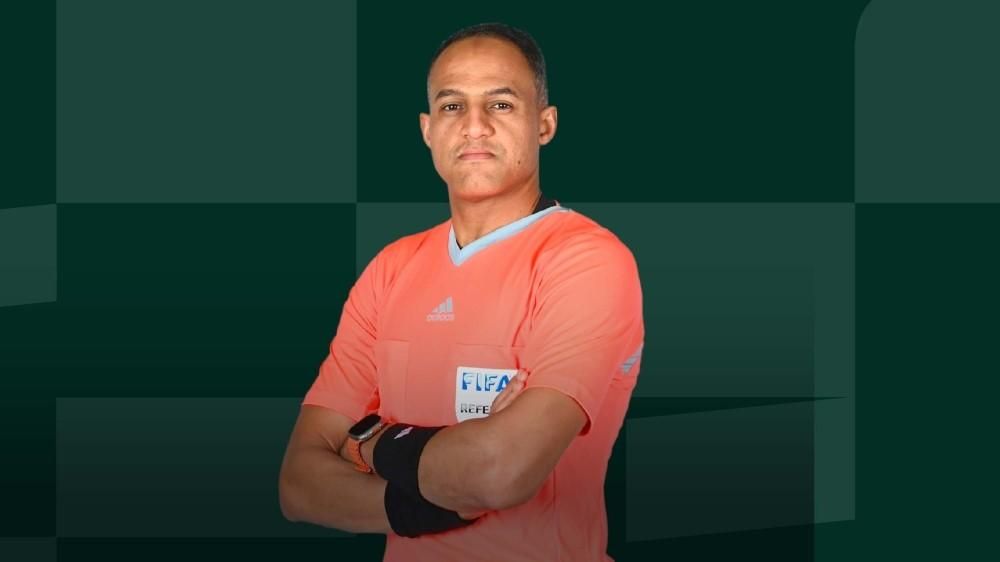 لأول مرة في ملاعب الإمارات.. حديث الحكم مع حكام «فار» في متناول الجماهير