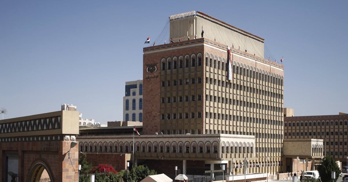 خبراء: سياسات الحوثيين تقود بنوك صنعاء للانهيار