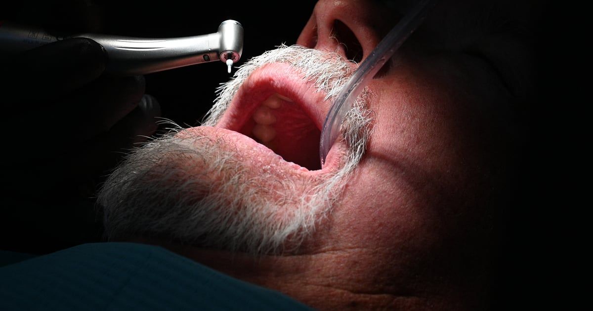 سوء الأوضاع الاقتصادية يدفع إيرانيين إلى قلع الأسنان بدلا من ترميمها