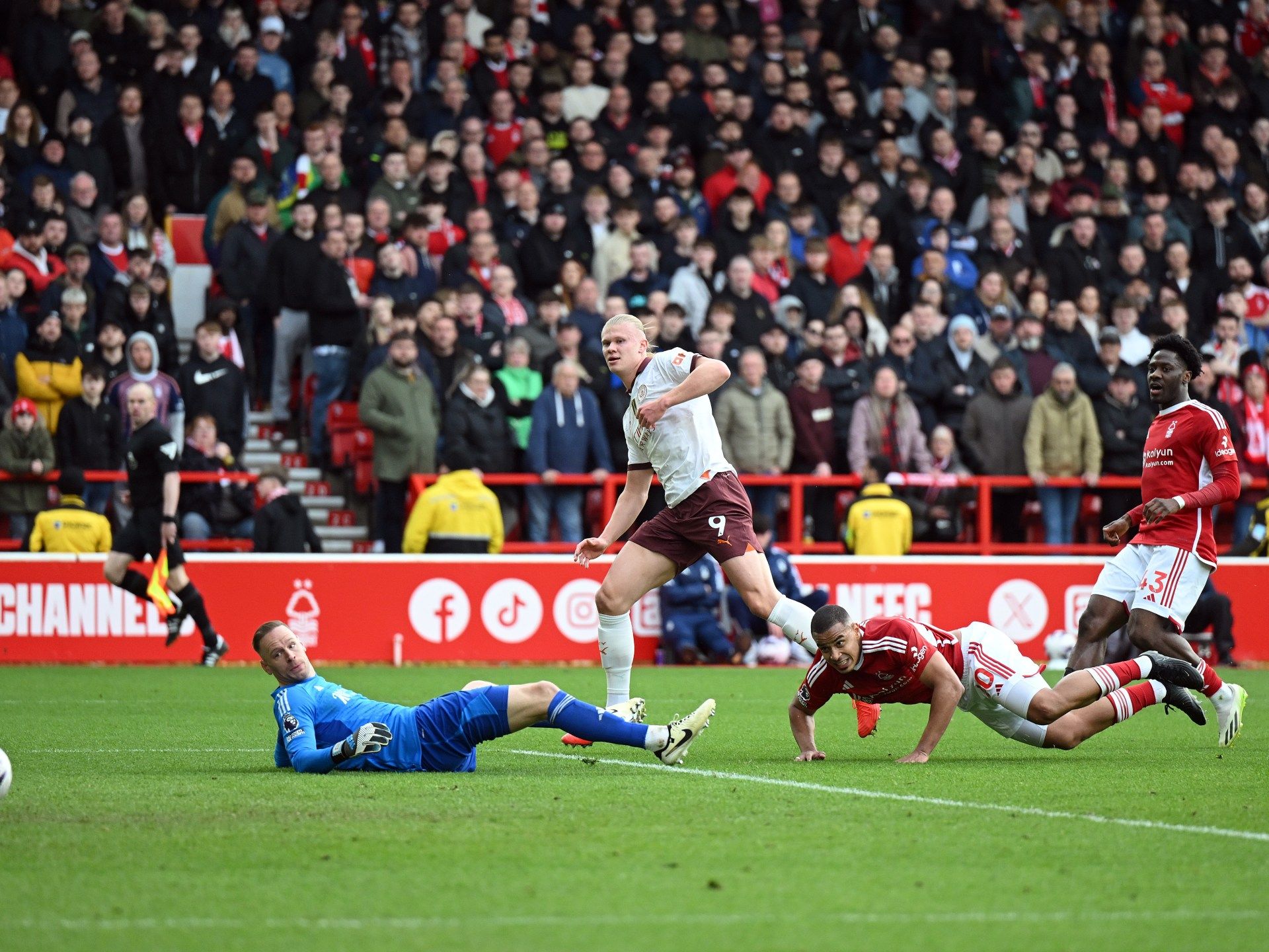 الدوري الإنجليزي الممتاز يقترب من رقم قياسي في التهديف - موقع الخليج الان