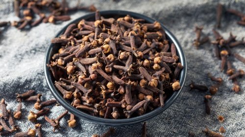 شاهد .. استعيدي شبابك وتخلصي من الشيب المبكر بوصفة القرنفل المغلي!