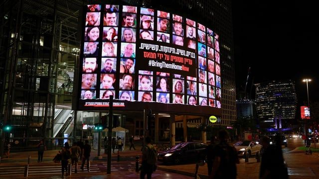 كيف علمت إسرائيل بأماكن جثامين أسراها الثلاثة في غزة؟