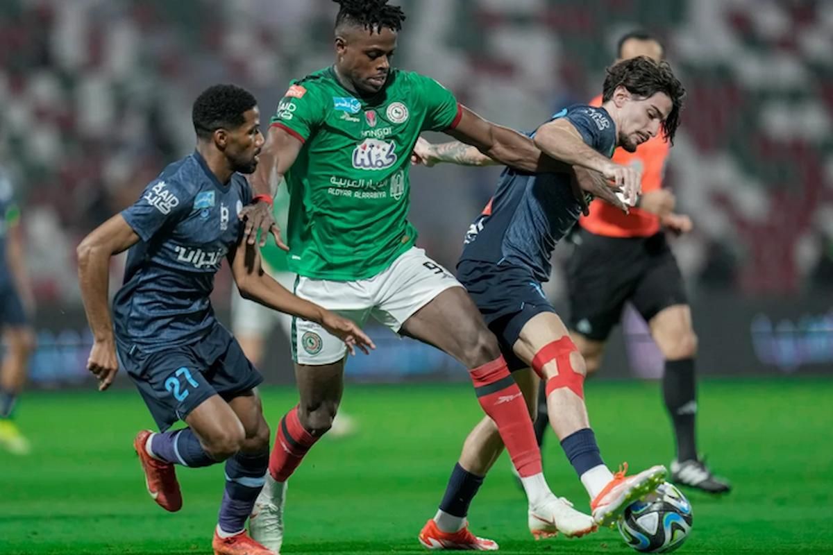 زكري يتمسك بالآمال... تعادل مخيب للآمال مع الاتفاق والبقاء في أيدي لاعبي الأخدود - موقع الخليج الان